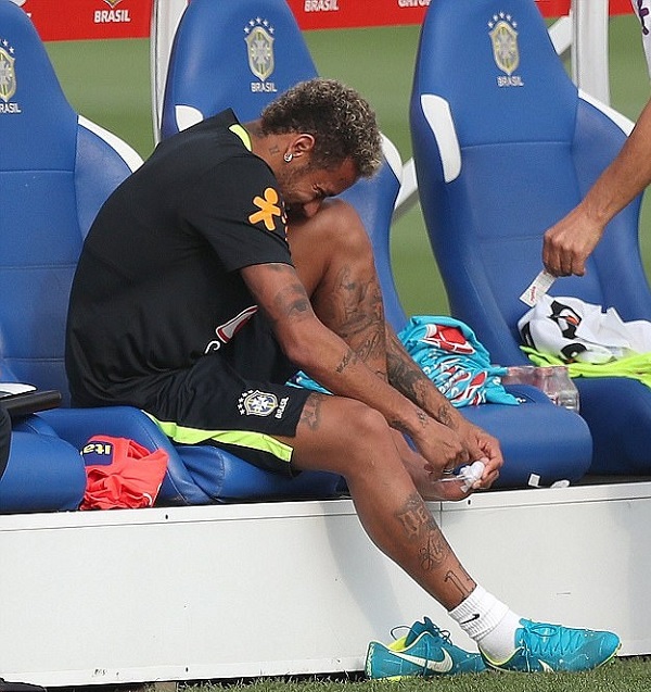 Neymar bị thương ở ngón chân cái