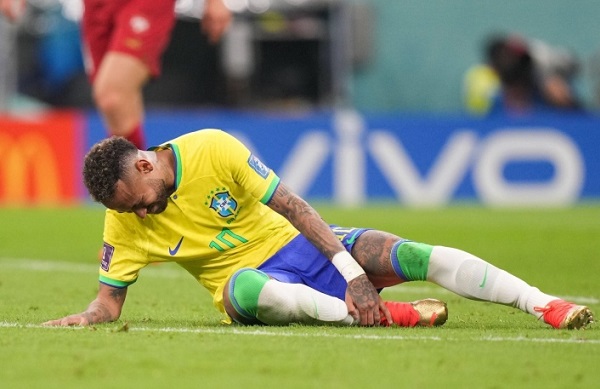 Neymar bị chấn thương mắt cá chân