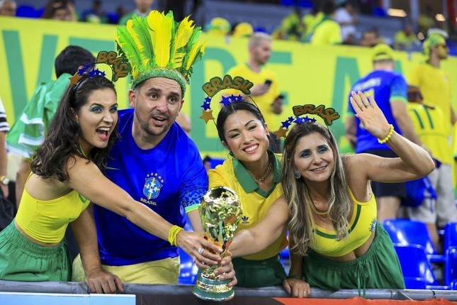 Cổ động viên xinh đẹp Brazil trên khán đài World Cup 2022