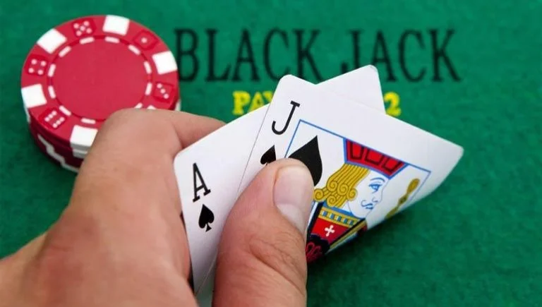 16 nên đứng hay rút? Làm thế nào để đối phó với 16 điểm trong trò blackjack?